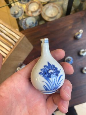Treize vases miniatures en porcelaine de Chine en bleu et blanc à décor floral, Kangxi — photo 11