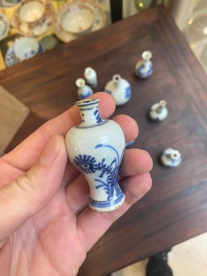 Treize vases miniatures en porcelaine de Chine en bleu et blanc à décor floral, Kangxi — photo 3