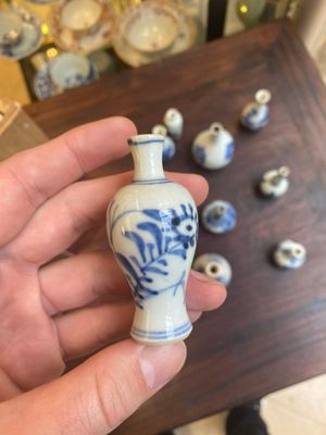 Treize vases miniatures en porcelaine de Chine en bleu et blanc à décor floral, Kangxi — photo 5