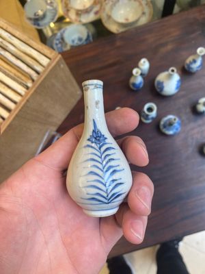 Treize vases miniatures en porcelaine de Chine en bleu et blanc à décor floral, Kangxi — photo 6