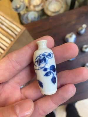 Treize vases miniatures en porcelaine de Chine en bleu et blanc à décor floral, Kangxi — photo 10