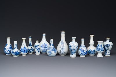 Treize vases miniatures en porcelaine de Chine en bleu et blanc à décor floral, Kangxi