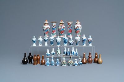 Trente-huit vases miniatures en porcelaine de Chine en bleu et blanc, famille rose et monochrome, Kangxi/Qianlong
