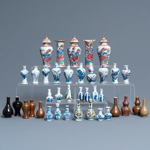 Trente-huit vases miniatures en porcelaine de Chine en bleu et blanc, famille rose et monochrome, Kangxi/Qianlong — photo 1