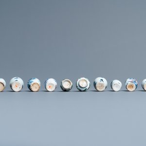 Trente-huit vases miniatures en porcelaine de Chine en bleu et blanc, famille rose et monochrome, Kangxi/Qianlong — photo 13