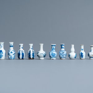 Trente-huit vases miniatures en porcelaine de Chine en bleu et blanc, famille rose et monochrome, Kangxi/Qianlong — photo 16