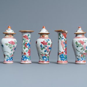 Trente-huit vases miniatures en porcelaine de Chine en bleu et blanc, famille rose et monochrome, Kangxi/Qianlong — photo 22