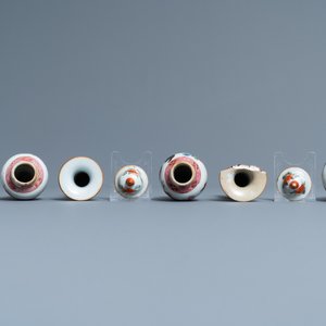 Trente-huit vases miniatures en porcelaine de Chine en bleu et blanc, famille rose et monochrome, Kangxi/Qianlong — photo 25