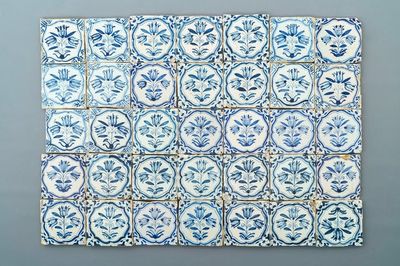 Trente-trois carreaux en faïence de Delft bleu et blanc à décor de tulipes, 17ème