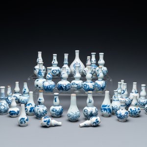 Trente-trois vases miniatures en porcelaine de Chine en bleu et blanc, Kangxi — photo 1