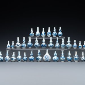 Trente-trois vases miniatures en porcelaine de Chine en bleu et blanc, Kangxi — photo 4