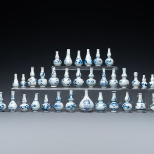 Trente-trois vases miniatures en porcelaine de Chine en bleu et blanc, Kangxi — photo 5