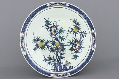 Très grand plat chinois doucai à décor neuf pêches', 19e