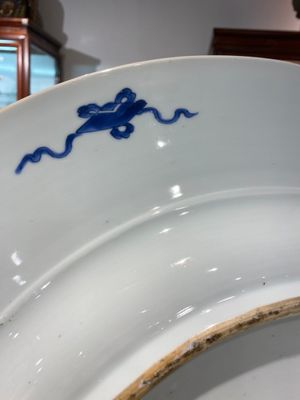 Très grand plat en porcelaine de Chine en bleu et blanc à décor de paons, Kangxi — photo 14