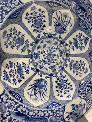 Très grand plat en porcelaine de Chine en bleu et blanc à décor de paons, Kangxi — photo 2