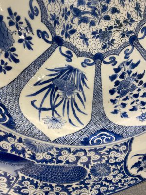 Très grand plat en porcelaine de Chine en bleu et blanc à décor de paons, Kangxi — photo 6