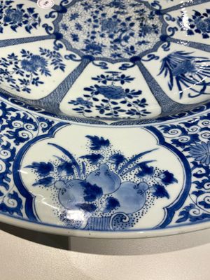 Très grand plat en porcelaine de Chine en bleu et blanc à décor de paons, Kangxi — photo 9