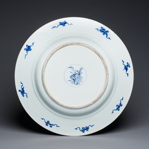 Très grand plat en porcelaine de Chine en bleu et blanc à décor de paons, Kangxi — photo 2