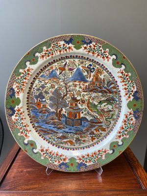 Très grand plat en porcelaine de Chine en bleu et blanc surdécoré en Angleterre à décor d'animaux mythiques, Qianlong — photo 1
