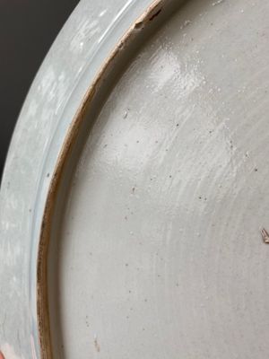Très grand plat en porcelaine de Chine en bleu et blanc surdécoré en Angleterre à décor d'animaux mythiques, Qianlong — photo 11