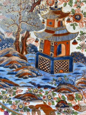 Très grand plat en porcelaine de Chine en bleu et blanc surdécoré en Angleterre à décor d'animaux mythiques, Qianlong — photo 3