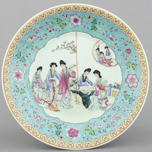 Très grand plat fin en porcelaine de Chine à décor de dames dans un jardin, 20e — photo 1