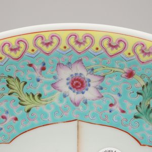 Très grand plat fin en porcelaine de Chine à décor de dames dans un jardin, 20e — photo 4