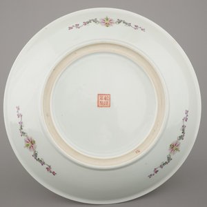 Très grand plat fin en porcelaine de Chine à décor de dames dans un jardin, 20e — photo 5