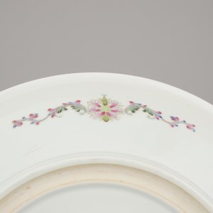 Très grand plat fin en porcelaine de Chine à décor de dames dans un jardin, 20e — photo 6