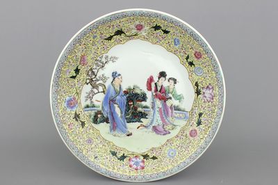Très grand plat fin en porcelaine de Chine à décor de figures dans un jardin, 20e
