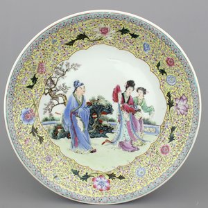 Très grand plat fin en porcelaine de Chine à décor de figures dans un jardin, 20e — photo 1