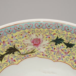 Très grand plat fin en porcelaine de Chine à décor de figures dans un jardin, 20e — photo 2