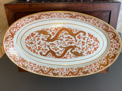 Très grand plat impérial de forme ovale en porcelaine de Chine à décor de dragons en rouge de fer et doré, marque Ji Xiang Ru Yi 吉祥如意, Guangxu — photo 1