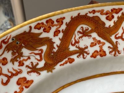 Très grand plat impérial de forme ovale en porcelaine de Chine à décor de dragons en rouge de fer et doré, marque Ji Xiang Ru Yi 吉祥如意, Guangxu — photo 14