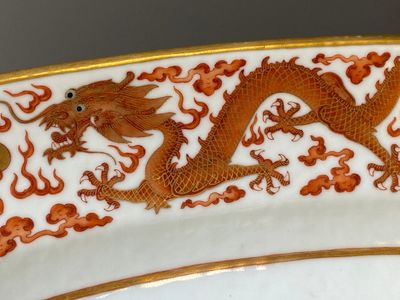 Très grand plat impérial de forme ovale en porcelaine de Chine à décor de dragons en rouge de fer et doré, marque Ji Xiang Ru Yi 吉祥如意, Guangxu — photo 15