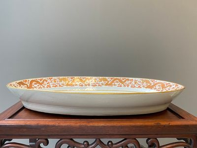 Très grand plat impérial de forme ovale en porcelaine de Chine à décor de dragons en rouge de fer et doré, marque Ji Xiang Ru Yi 吉祥如意, Guangxu — photo 2