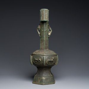 Très grand vase à flèches de type 'touhu' en bronze, Chine, Yuan — photo 4