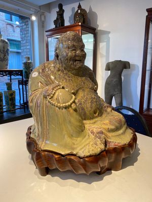 Très grande figure de Bouddha en grès porcelaineux à émail flambé dite 'de Shiwan', 18/19ème — photo 2
