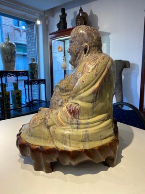 Très grande figure de Bouddha en grès porcelaineux à émail flambé dite 'de Shiwan', 18/19ème — photo 4
