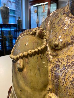 Très grande figure de Bouddha en grès porcelaineux à émail flambé dite 'de Shiwan', 18/19ème — photo 7