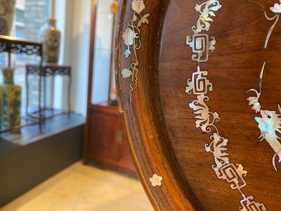 Très important plat de forme ovale en bois incrusté de nacre à décor d'un pavillon central, Chine, 19ème — photo 11