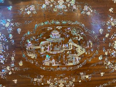 Très important plat de forme ovale en bois incrusté de nacre à décor d'un pavillon central, Chine, 19ème — photo 2