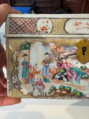 Très rare coffret d'ensemble à thé en porcelaine de Chine famille rose de Canton à décor mandarin, Qianlong — photo 11