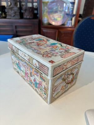 Très rare coffret d'ensemble à thé en porcelaine de Chine famille rose de Canton à décor mandarin, Qianlong — photo 3