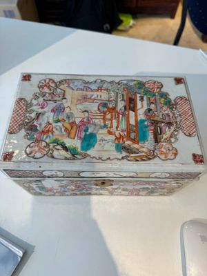 Très rare coffret d'ensemble à thé en porcelaine de Chine famille rose de Canton à décor mandarin, Qianlong — photo 5
