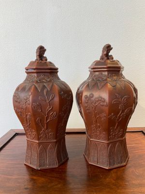 Très rare paire de vases couverts de forme octogonale en grès de Yixing, Chine, Kangxi — photo 2