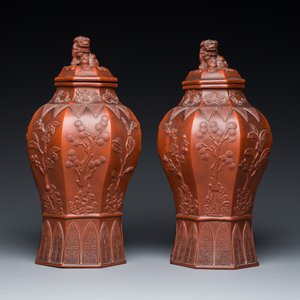 Très rare paire de vases couverts de forme octogonale en grès de Yixing, Chine, Kangxi — photo 2