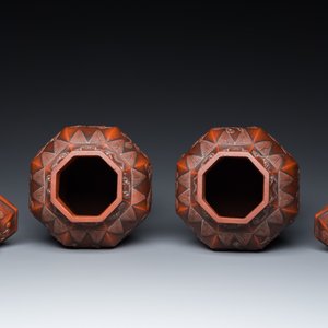 Très rare paire de vases couverts de forme octogonale en grès de Yixing, Chine, Kangxi — photo 7