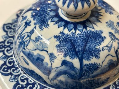 Très rare pot à posset en faïence de Delft en bleu et blanc, début du 18ème — photo 2