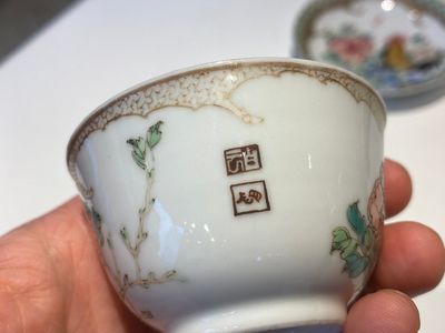 Très rare tasse et soucoupe en porcelaine de Chine famille rose semi-coquille d'oeuf à décor de coqs, sceau de Baiyun Shanren 白雲山人, Yongzheng — photo 15